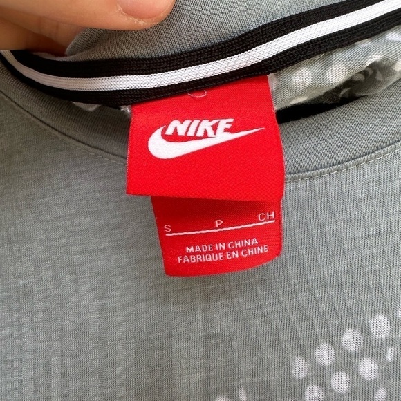 Nike top - Picture 2 of 2